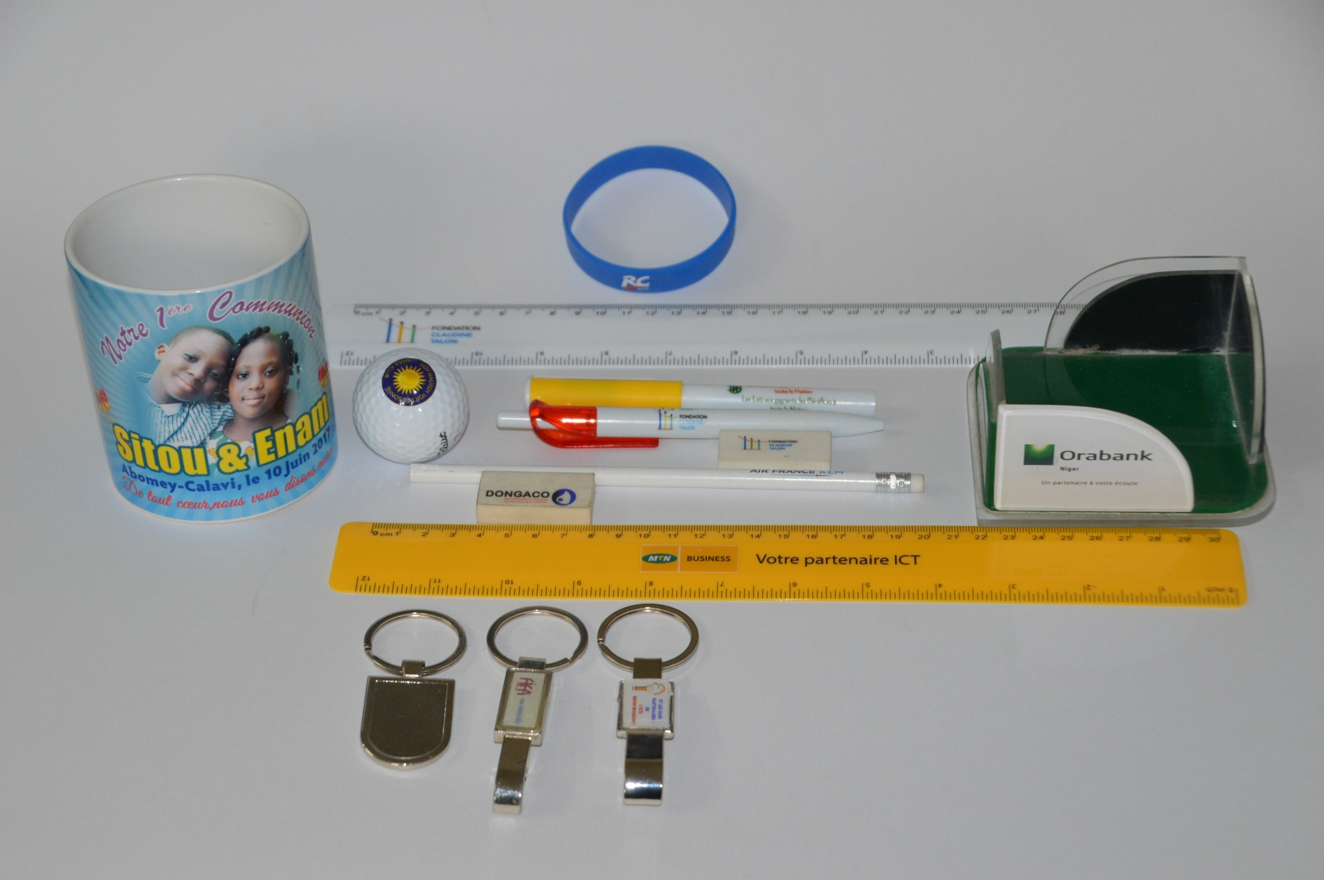 Objets publicitaires : mugs, stylos, porte-clés