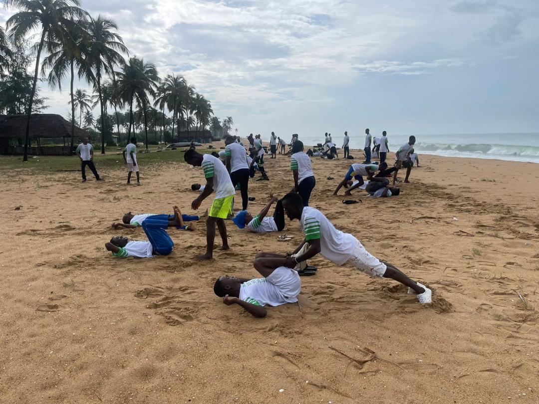 Séance de sport collective sur la plage